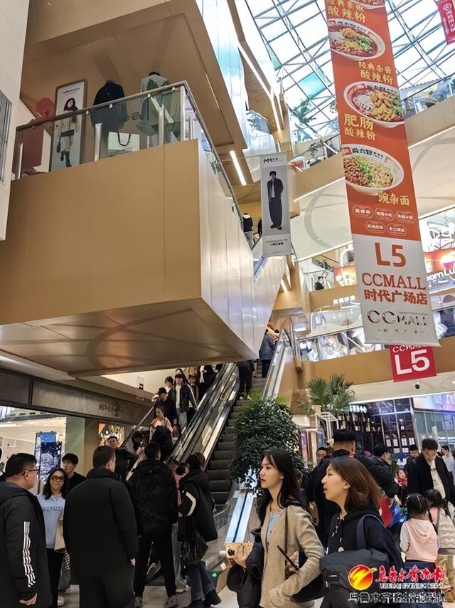 　　11月10日，来到CCMALL时代广场的消费者人群。记者郭玲摄