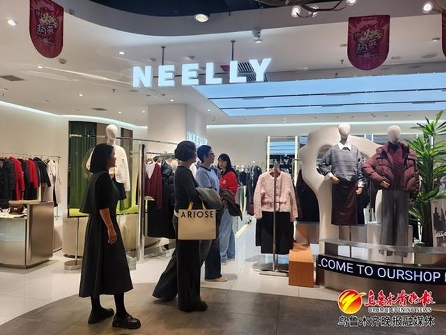 　　在汇嘉时代中山路店，超低折扣吸引着消费者选择心仪商品。记者王丽娜摄